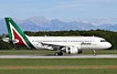 Alitalia Airbus A319-112 landing