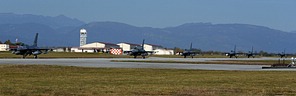 The six F-16s of the second flight taxiing to the ramp